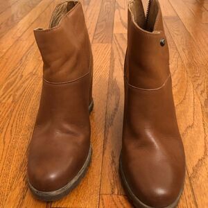 UGG women’s platform leather boots size 6.5